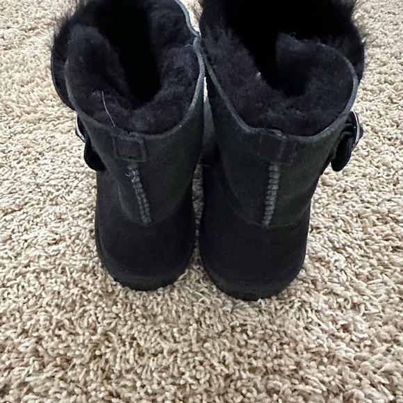 NWOT Kirkland kids, black sheepskin boots size 4 - Picture 2 of 4